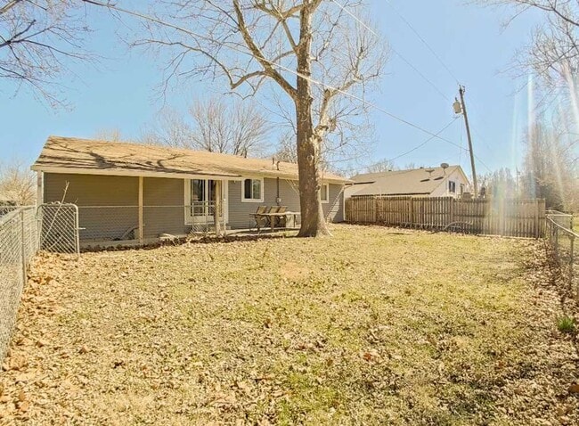 Building Photo - Fenced-in Yard + Finished Basement + Bonus Room/Office! Available July 3rd!