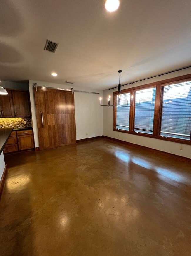 Building Photo - Luxury Home - Close to UT