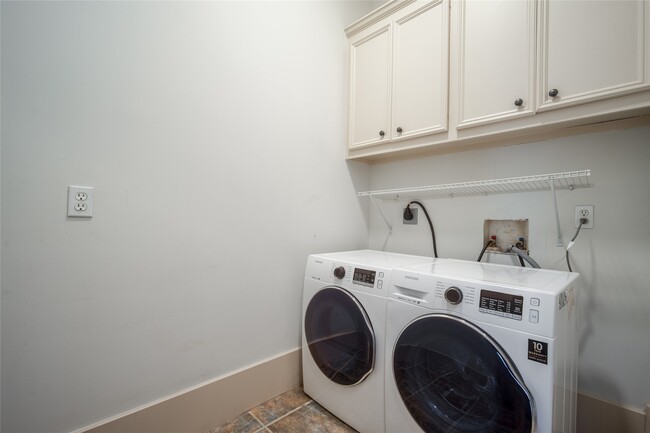 Building Photo - 842 W 22nd St