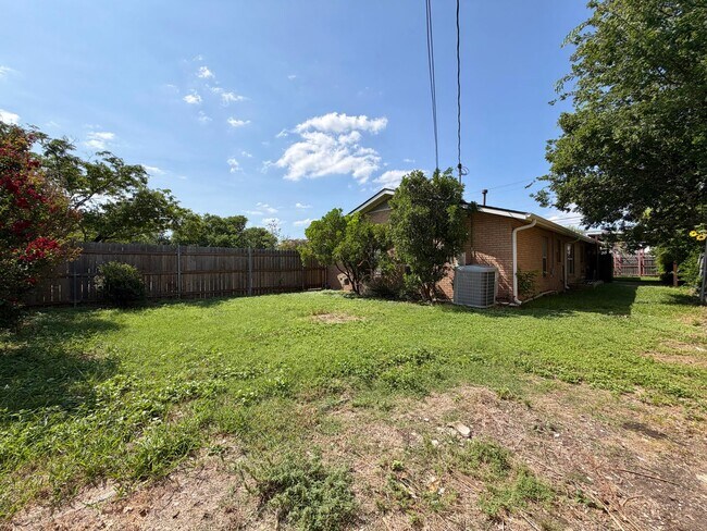 Building Photo - 7103 Twin Crest Dr