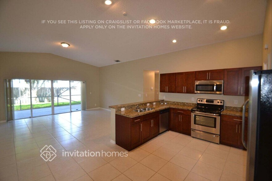 Building Photo - 10841 SW 14th Ct