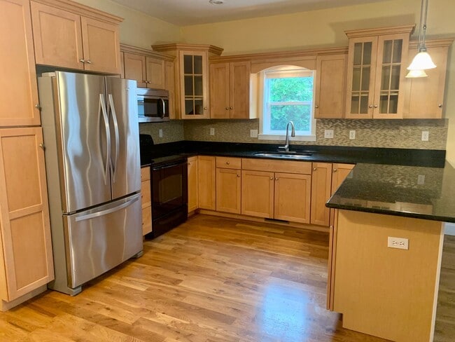 Building Photo - Spacious 3 bedroom Costal Home with Vaulte...