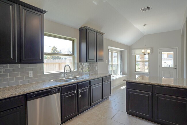 Building Photo - 7818 Lake Commons Dr