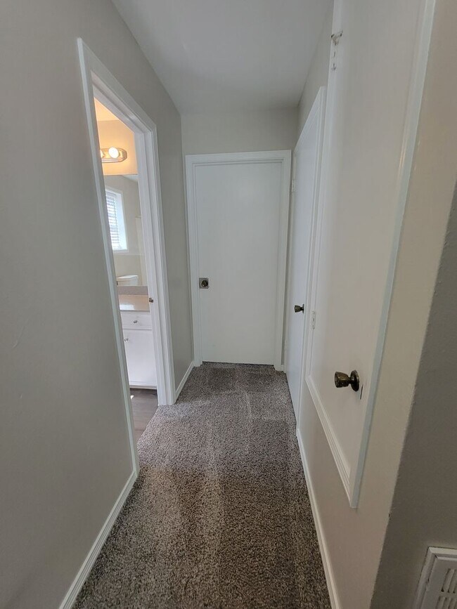 Building Photo - 4 Bedroom 2 bathroom