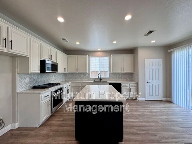 Building Photo - 34333 Northhaven Dr