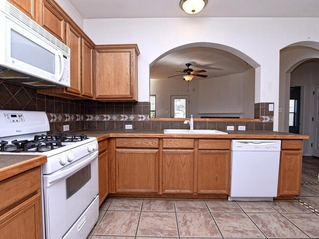 Building Photo - 105 Pecanwood N