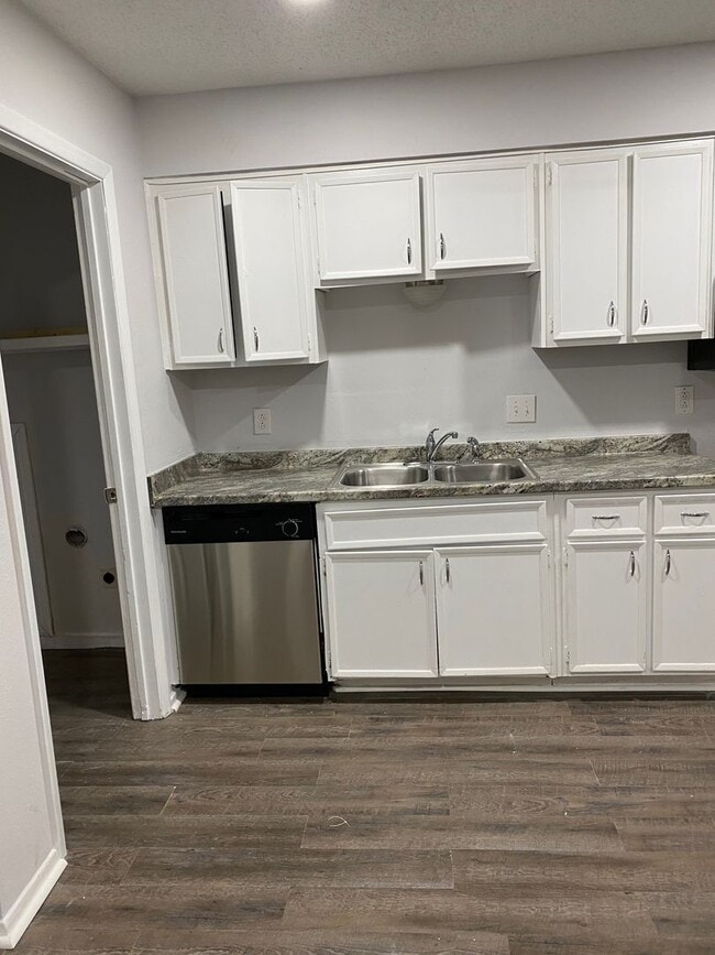 Building Photo - Spacious 4 Bedroom, 2 Bathroom over 1700 sqft. Duplex in Westridge!