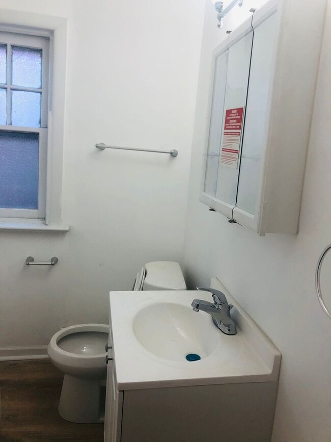 Building Photo - 4 bed 1 bath amazing location