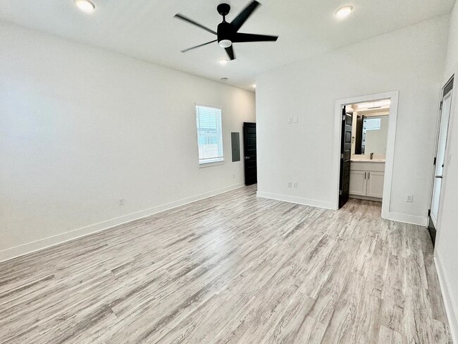 Building Photo - Modern Farmhouse montopolis