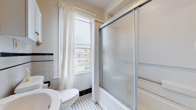 Building Photo - 6 Bedroom Apartment in Science Hill, close to downtown! (Laundry In Unit)