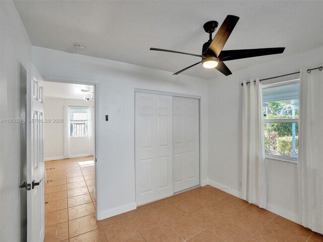 Building Photo - 920 NE 34th Ct