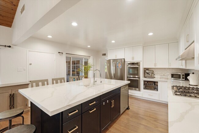 Building Photo - La Canada 4-Bedroom Home | Large Lot, Updated Kitchen, EV Charger