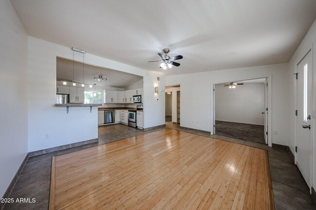 Building Photo - 1219 E Colter St
