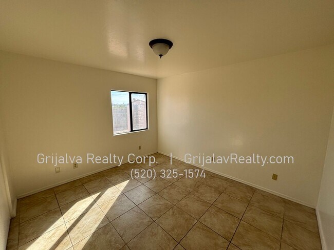 Building Photo - 1634 E Calle Grandiosa