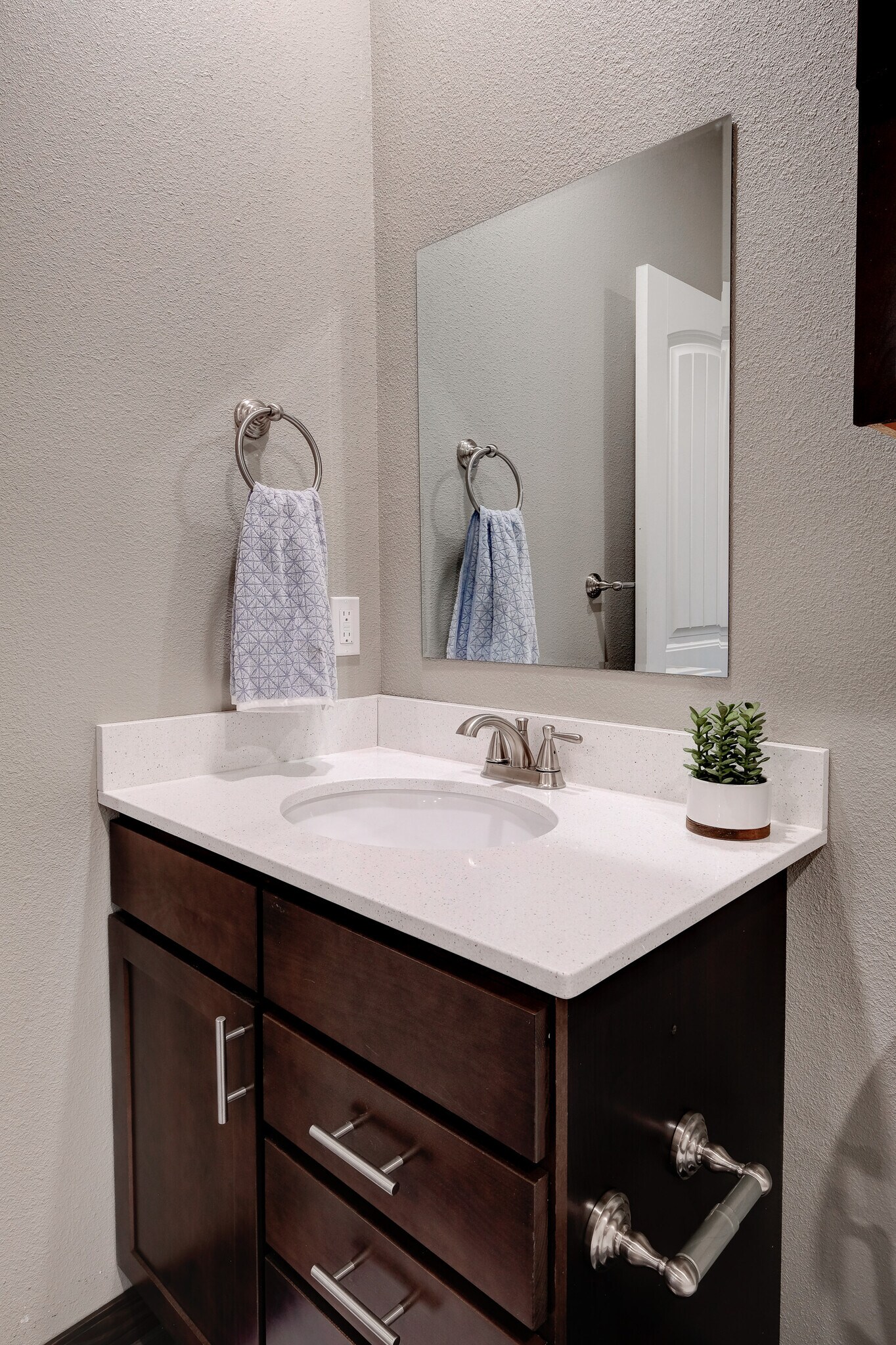 Building Photo - 1110 Hope Dr