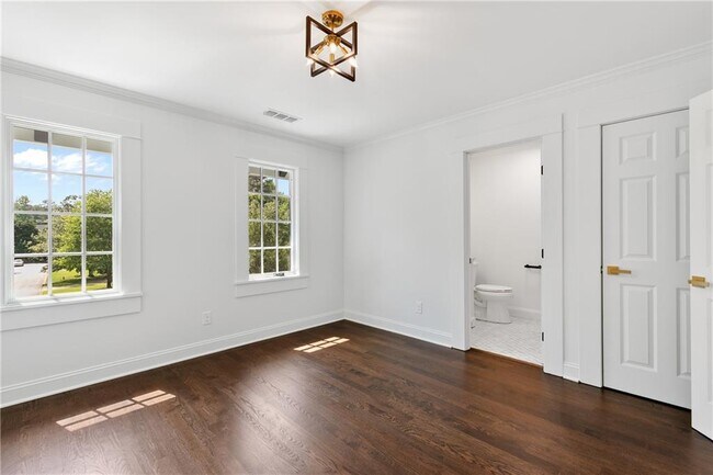Building Photo - 1296 Hilton Dr