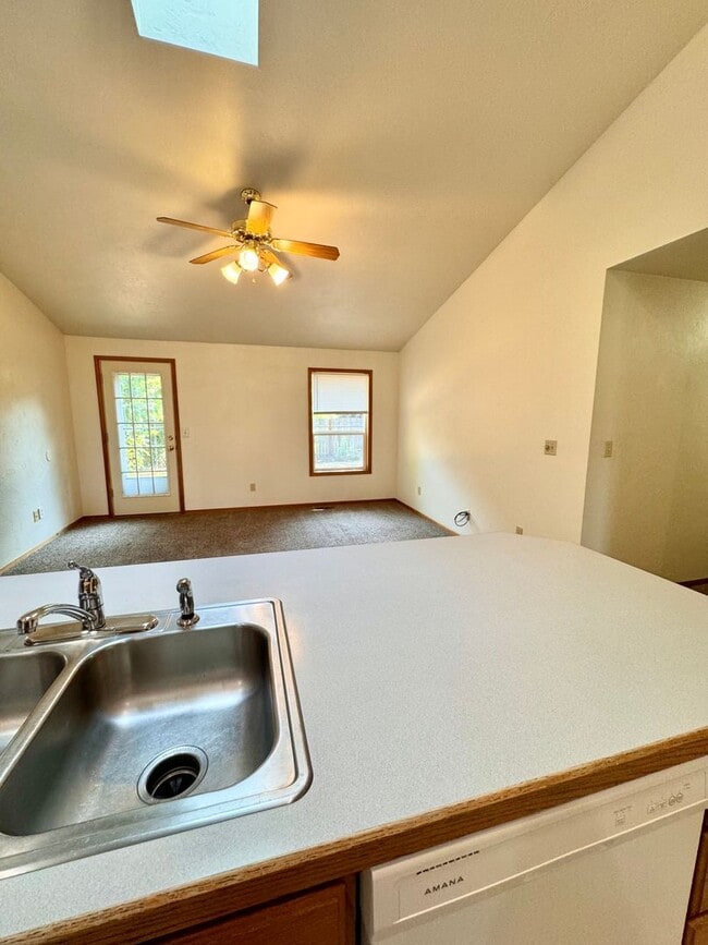 Building Photo - Gorgeous 3 Bed 2 Bath Home Near Shopping and Schools!