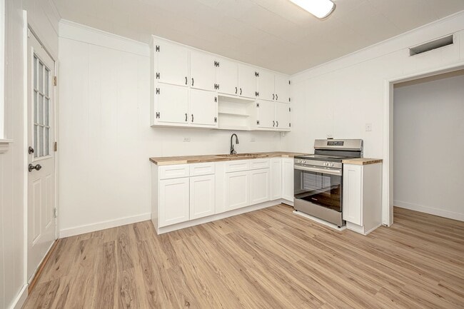 Building Photo - Freshly Renovated Rental Property!