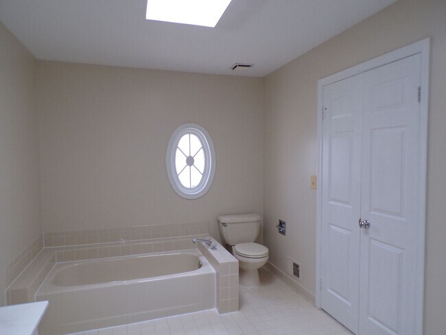 Building Photo - Three Bedroom Townhouse Conveniently Located In Springfield