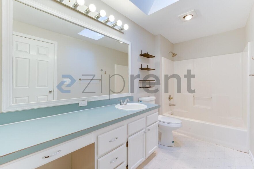 Building Photo - Unit n/a