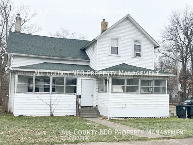 Primary Photo - 674 Carlysle St