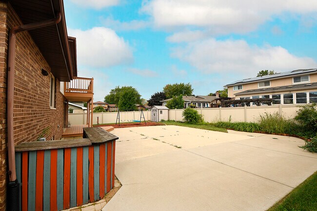 Building Photo - 13050 Meadowview Ln