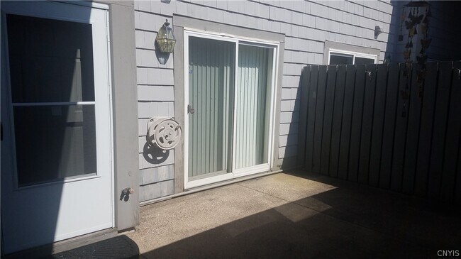 Building Photo - 435 Summerhaven Dr N