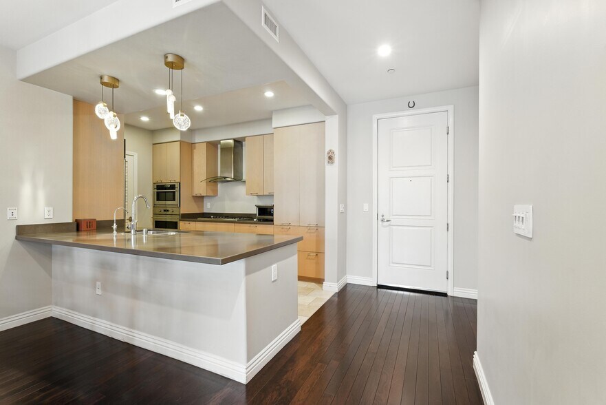 Building Photo - 403 Caruso Ave