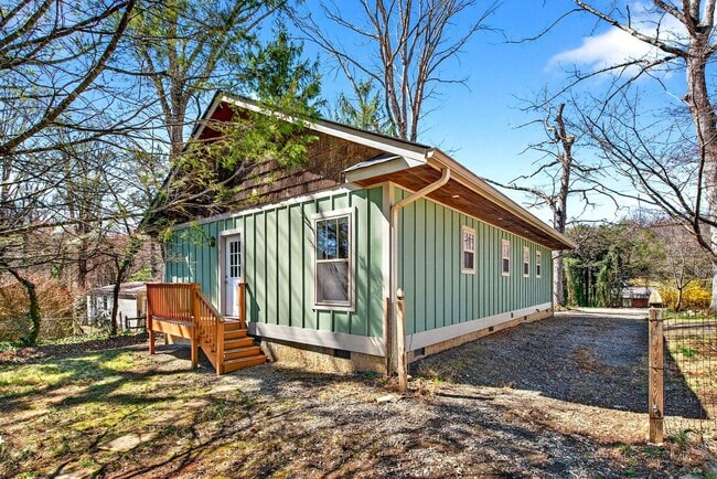 Building Photo - Black Mountain Long Term Rental!