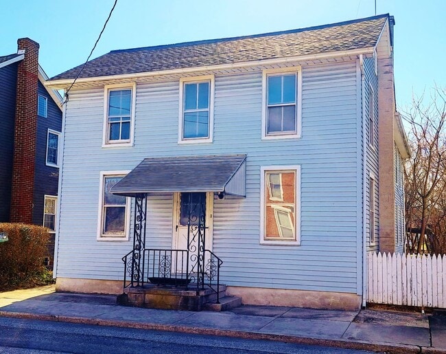 Building Photo - 516 Main St