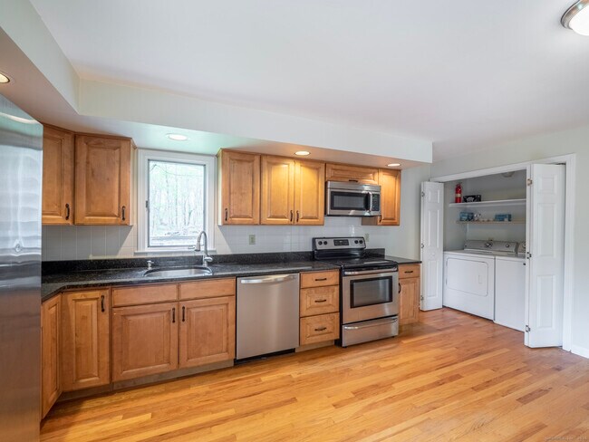 Building Photo - 21 Simpaug Turnpike