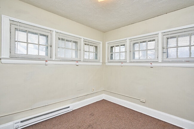 Building Photo - 5 Bedroom home available