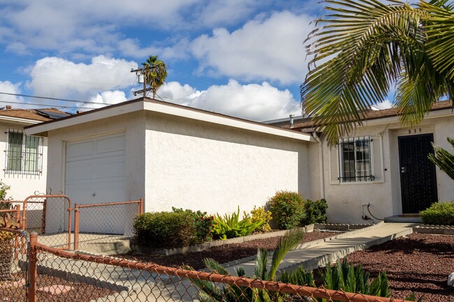 Building Photo - Beautiful Single Story Family Home Central...