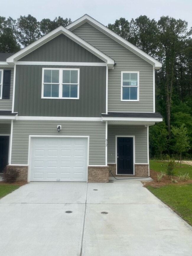 Building Photo - $500 off 1st months rent - Beautiful Town Home!! Available Now!