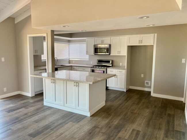 Building Photo - INCREDIBLE 5 BEDROOM 4 BATH HOUSE