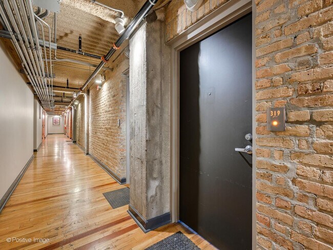 Building Photo - 2545 S Dearborn St