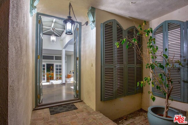 Building Photo - 10216 Cielo Dr