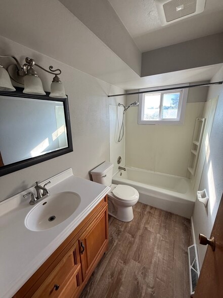 Full bath - 1430 Eder Ln