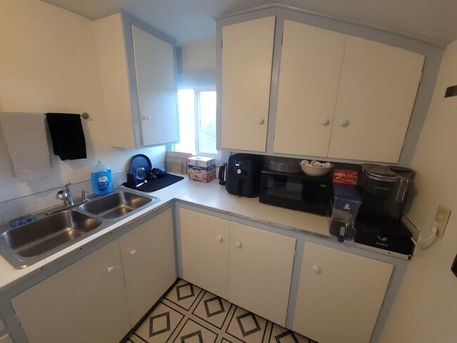 Building Photo - 211-212 W 13th St