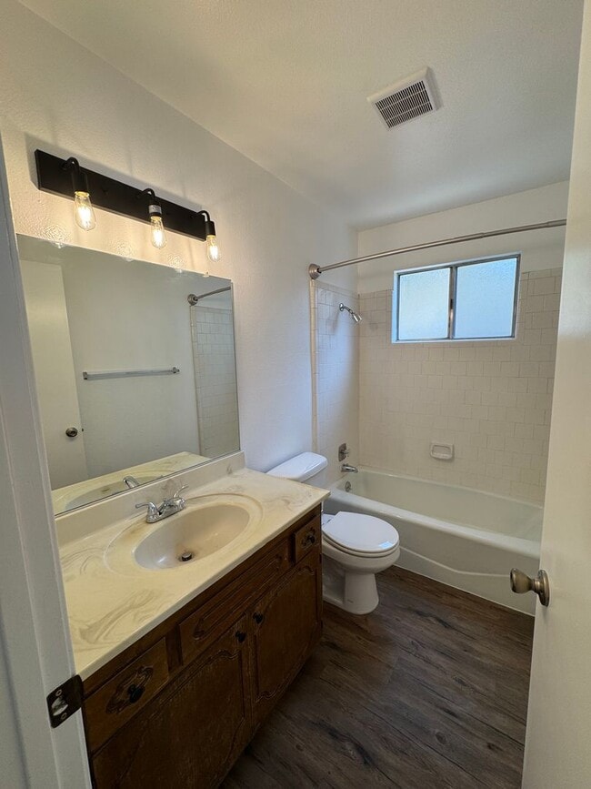 Building Photo - 3951