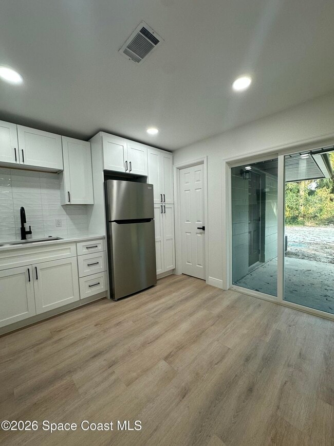 Building Photo - 328 Bay Ave