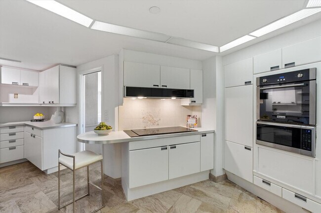 Building Photo - 100 Lakeshore Dr