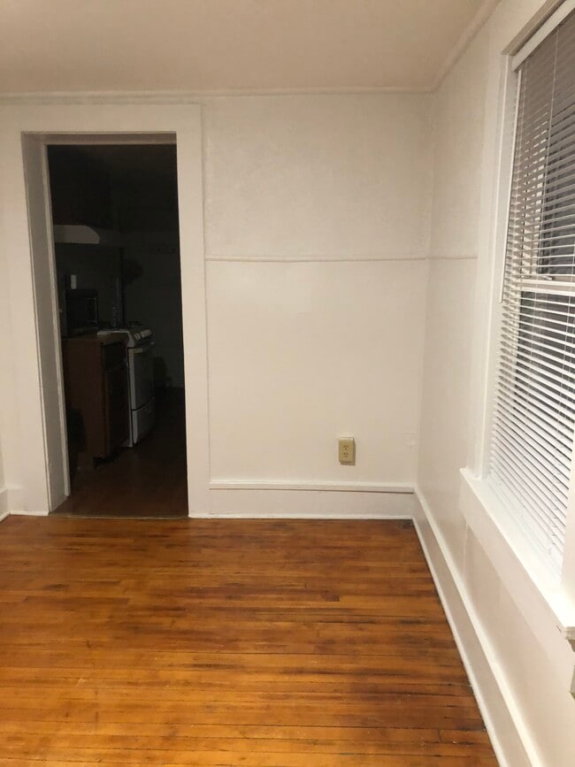 Living room w hardwood - 416 Henry St