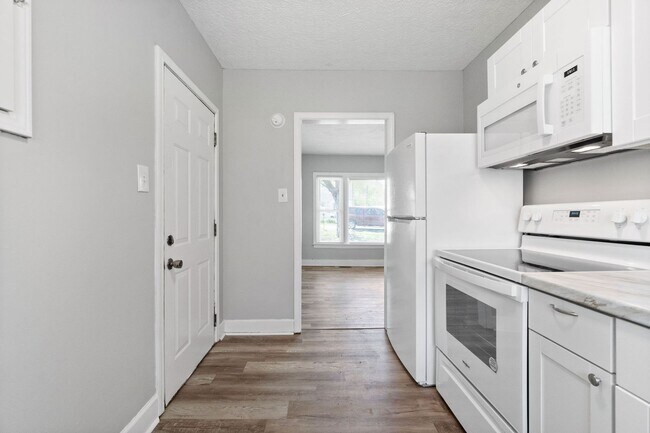 Building Photo - Move-In Special Available! Newly Renovated...