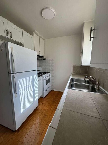 Building Photo - 1737 N Sycamore Ave