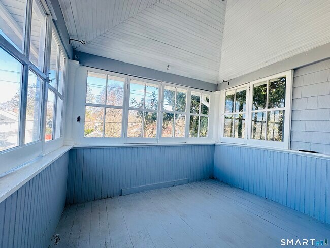 Building Photo - 133 Quaker Ln S