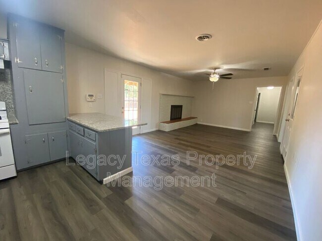 Building Photo - 211 S Nolan River Rd