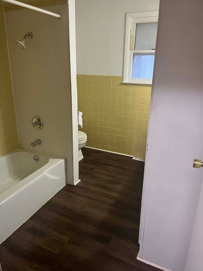 Building Photo - 901 W 7th St