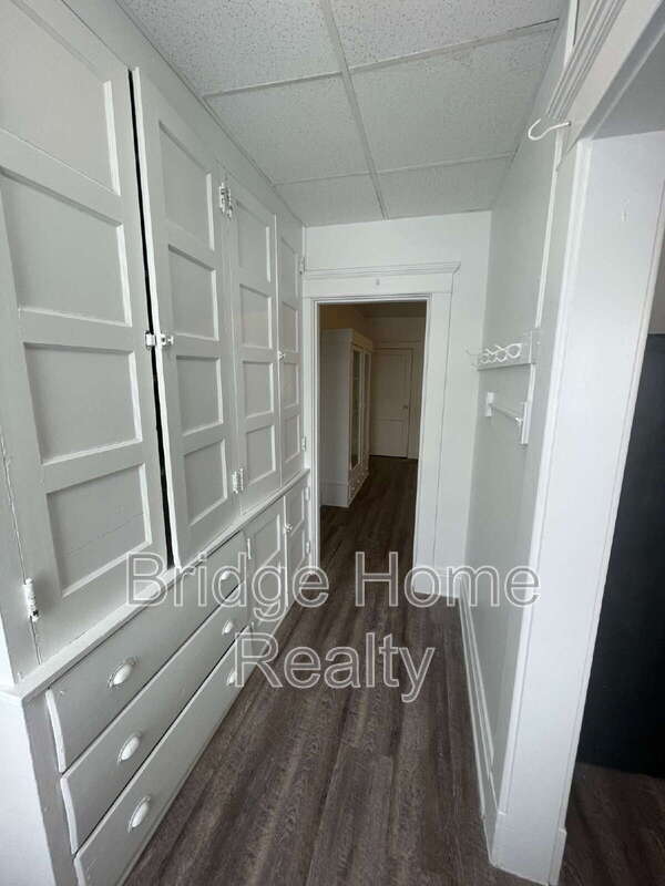 Building Photo - 136 S Spring Ave
