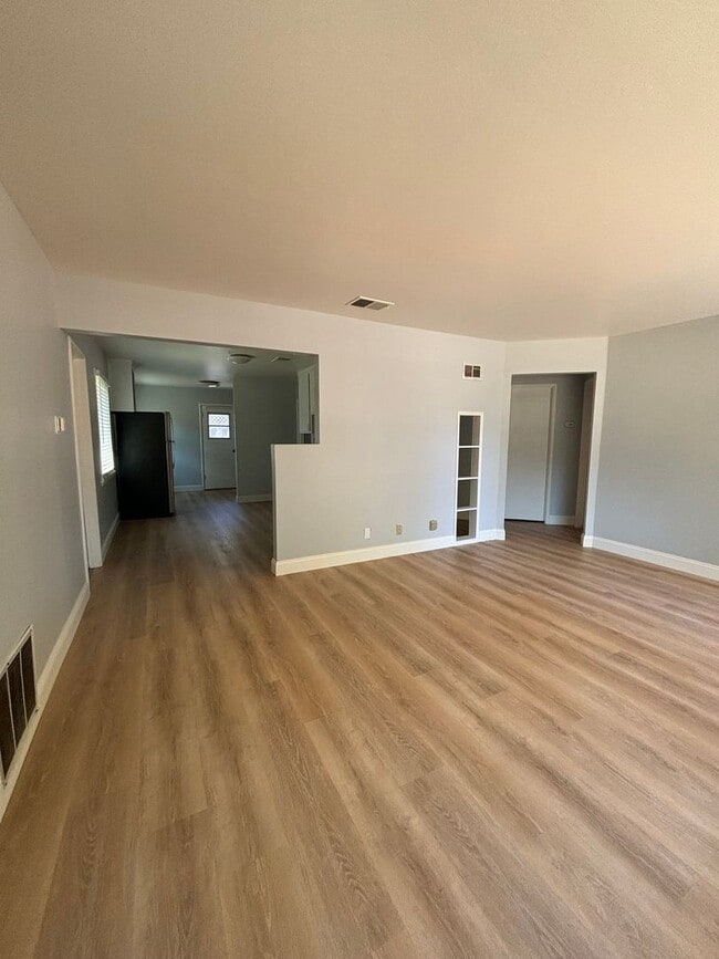 Building Photo - LOCATION! LOCATION! 3 Bed. 1 Bath Home Ava...